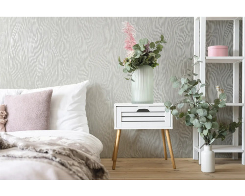 Slaapkamer met bed, nachtkastje, rek en grijs behang met golvend patroon
