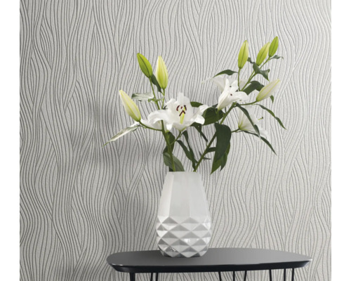 Behang met patroon en bloemstuk in vaas op tafel