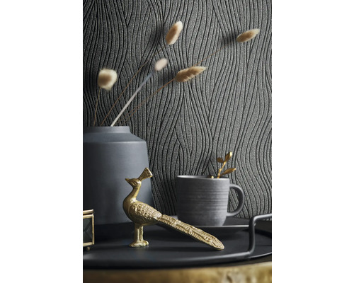 Decoratieve scène met patroonbehang, vaas, kop en goudkleurige pauwfiguur