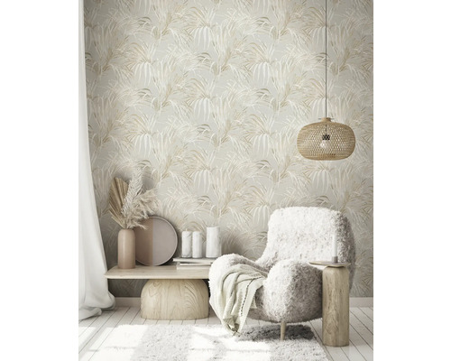 Woonkamer met bloemenbehang, fauteuil en decoratie
