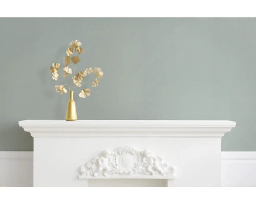 Decoratieve gouden ginkgotakken in vaas op witte schouw