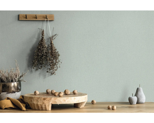 Decoratieve stilleven scène met houten elementen, planten en accessoires voor een muur