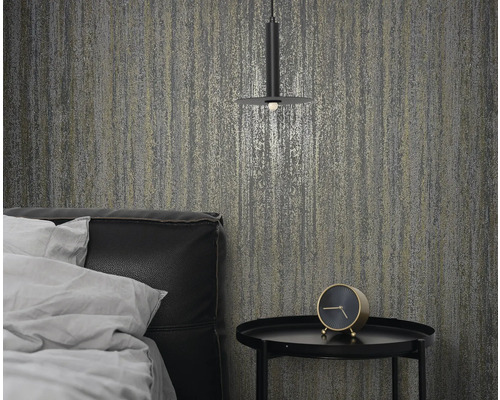 Slaapkamer met behangmotief, nachtkastje en bed