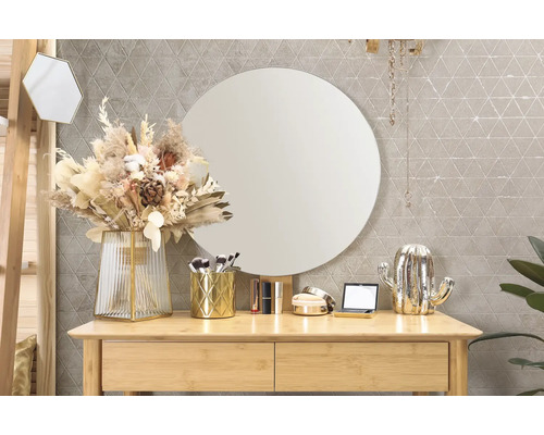 Decoratieve artikelen op een kaptafel met een ronde spiegel
