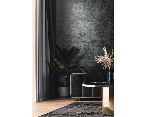 Woonkamer met grijs patroonbehang, bank en kamerplant