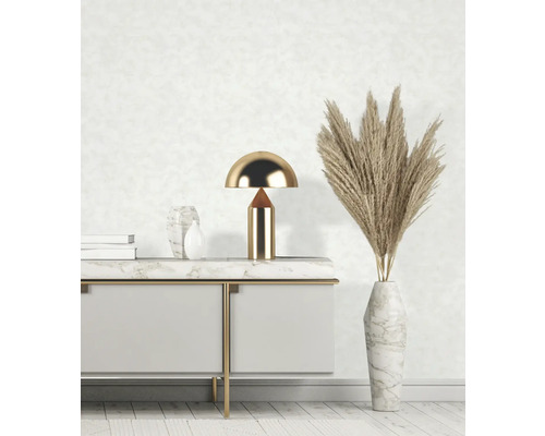 Decoratief interieur met dressoir, tafellamp en siergras in vaas