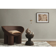 Woonkamer met fauteuil, tafel en decoratie