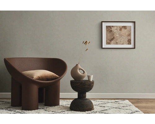 Woonkamer met fauteuil, tafel en decoratie