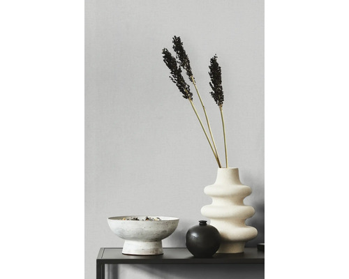 Decoratieve opstelling met vaas, siergras en schaal op een tafel