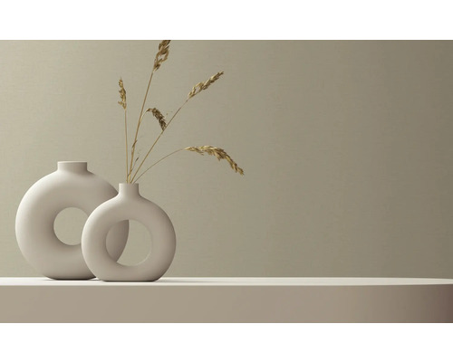 Twee decoratieve keramische vazen met gedroogde bloemen op een plank.