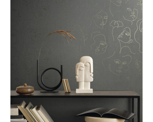 Decoratief interieur met behang met gezichtsafbeeldingen