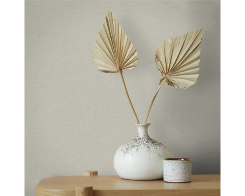 Close-up van een gestructureerd behang met decoraties op een tafel