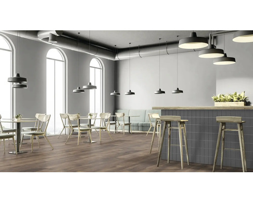 Interieur van een restaurant met tafels, stoelen, een bar en hanglampen