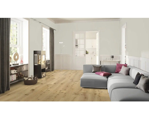 Lichte woonkamer met houten vloer, bank en kachel