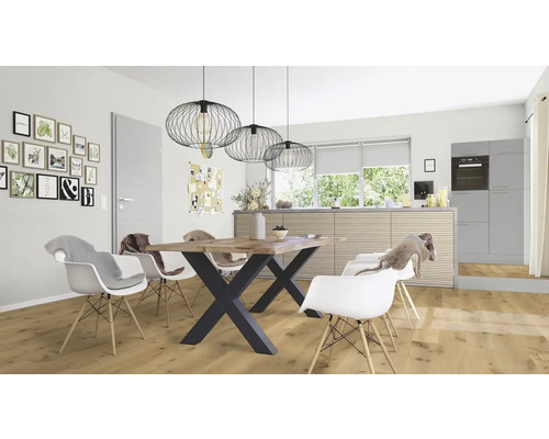 Eetkamer met houten tafel, stoelen en hanglampen