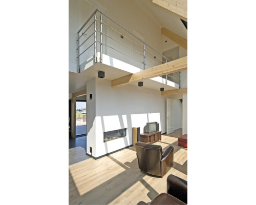 Lichte woonkamer met galerij, open haard en houten vloer