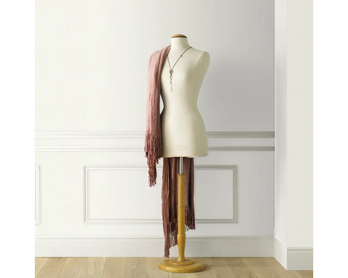 Kleermakerspop met sjaal en ketting