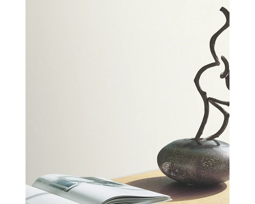 Lichte ruimte met boek, decoratie en vaas op een tafel