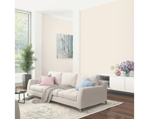 Lichte woonkamer met bank, tapijt, kamerplant en kunstwerk voor woonideeën