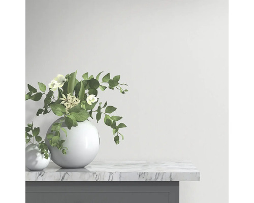 Decoratieve opstelling met bloemen in ronde vazen op een tafel met marmeren blad