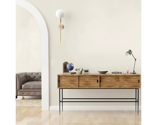 Woonkamer met houten dressoir, staande lamp en wandlamp