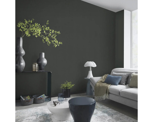 Woonkamer met bank, tafel en decoratieve elementen voor een gezellige sfeer