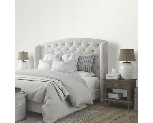 Slaapkamer met bed, nachtkastje en lampen voor een heldere en georganiseerde sfeer.