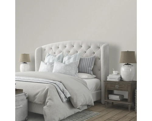 Slaapkamer met bed, nachtkastje en lampen in een neutraal design