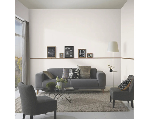 Woonkamer met bank, fauteuils, vloerkleed en decoratie