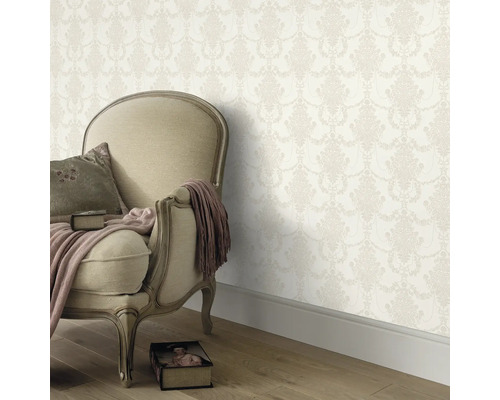 Scene met patroonbehang en fauteuil in de kamer