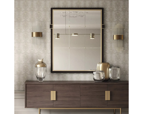 Interieurweergave met spiegel, wandlampen, dressoir en decoratieve vazen