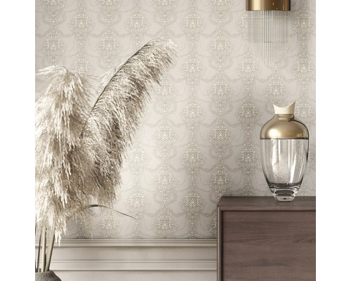 Behang met een ornamentpatroon in een woonkamer