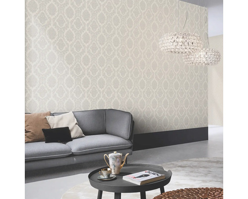 Woonkamer met patroonbehang, bank en salontafel