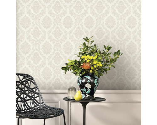 Scene met patroonbehang, tafel met bloemenvaas en stoel