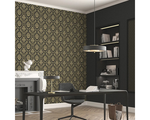 Kantoor met behang met bloemmotief, bureau, stoel, rek en open haard