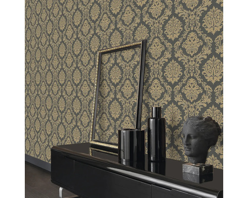 Woonkamer met patroonbehang, lijst, vazen en een buste op een kast