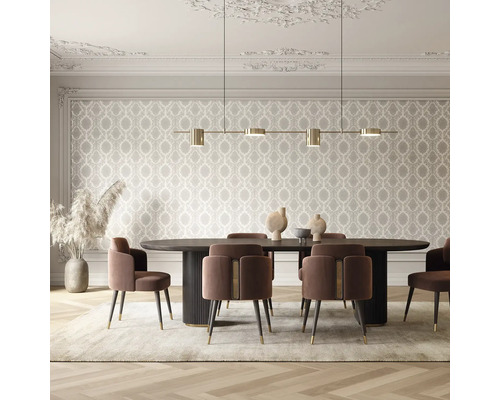 Eetkamer met eettafel, stoelen en verlichting