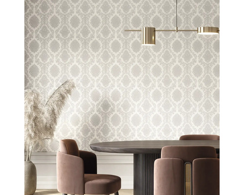 Eetkamer met patroonbehang, eettafel en stoelen