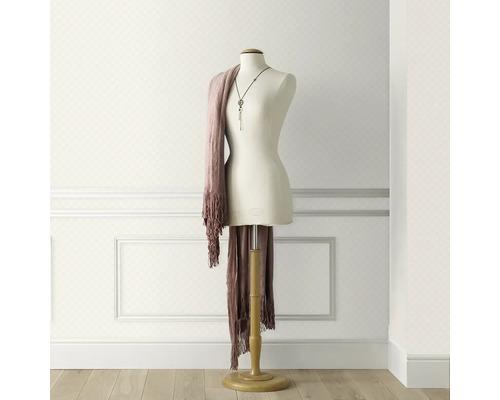 Lichtkleurig behang met ruitpatroon in kamer met paspop en sjaal