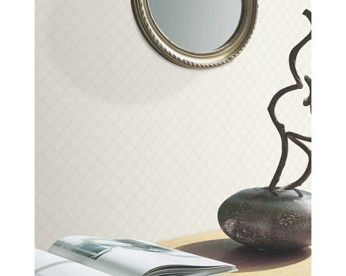 Woonkamer met ruitjesbehang, spiegel en decoratie