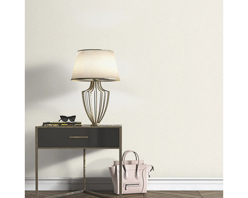 Scene met nachtkastje, lamp, decoratie en behang met patroon