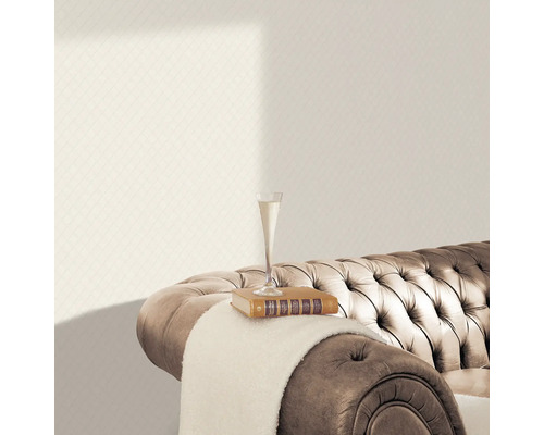 Beige ruitjesbehang met bank, boek en champagneglas