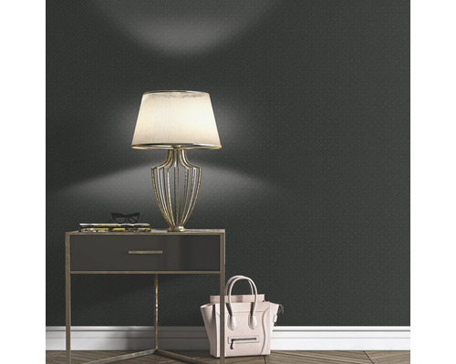 Woonkamer met patroonbehang, nachtkastlamp en handtas