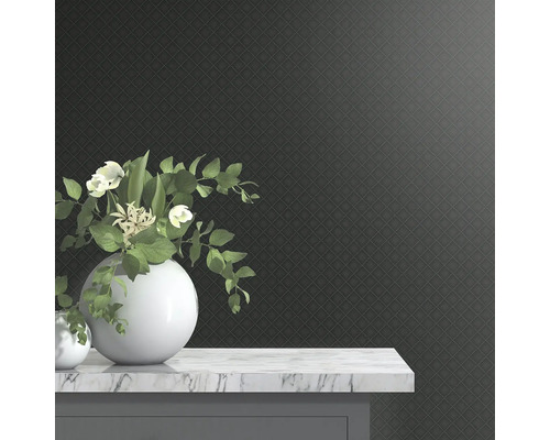 Decoratief behang met geometrisch patroon en marmeren blad met bloemenvaas