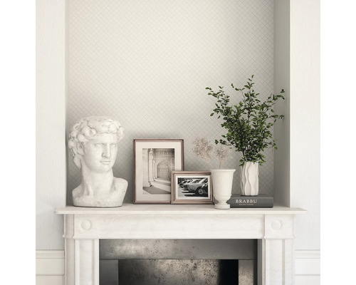 Decoratieve schouw met sierlijsten, sculptuur, schilderijen en vazen als elementen van de kamerinrichting.