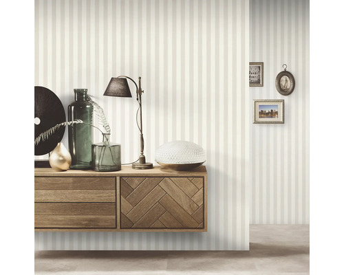 Woonkamer met gestreept behang, houten dressoir en decoratie