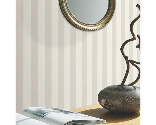 Voorbeeldscène met gestreept behang, een spiegel en decoraties op een tafel.