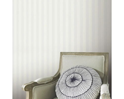 Kamer met gestreept behang en fauteuil