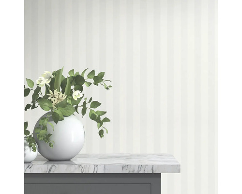 Scène met gestreept behang, bloemenvaas en marmeren oppervlak