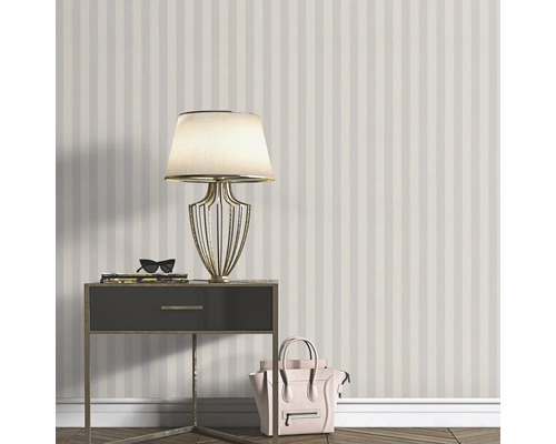 Scène met gestreepte behang, nachtkastje, lamp en handtas